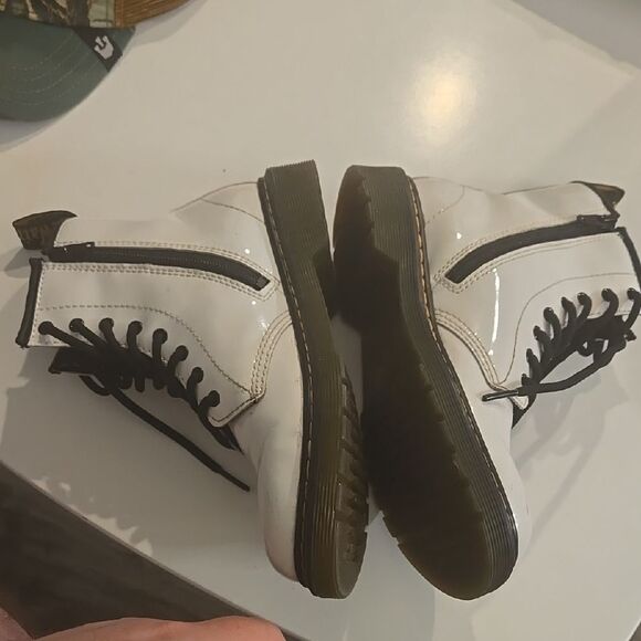 White and Black Combat Moto Boots with Rugged Design - Picture 8 of 9